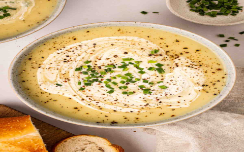 Can you make delicious quick and easy potato soup with basic ingredients? Yes, learn this simple method.
