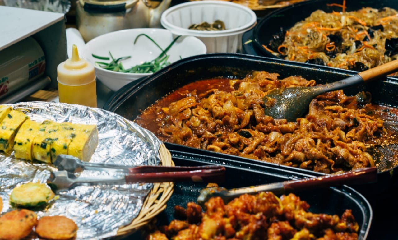 How to choose great Indian party food delivery? Follow these simple steps for a tasty celebration!