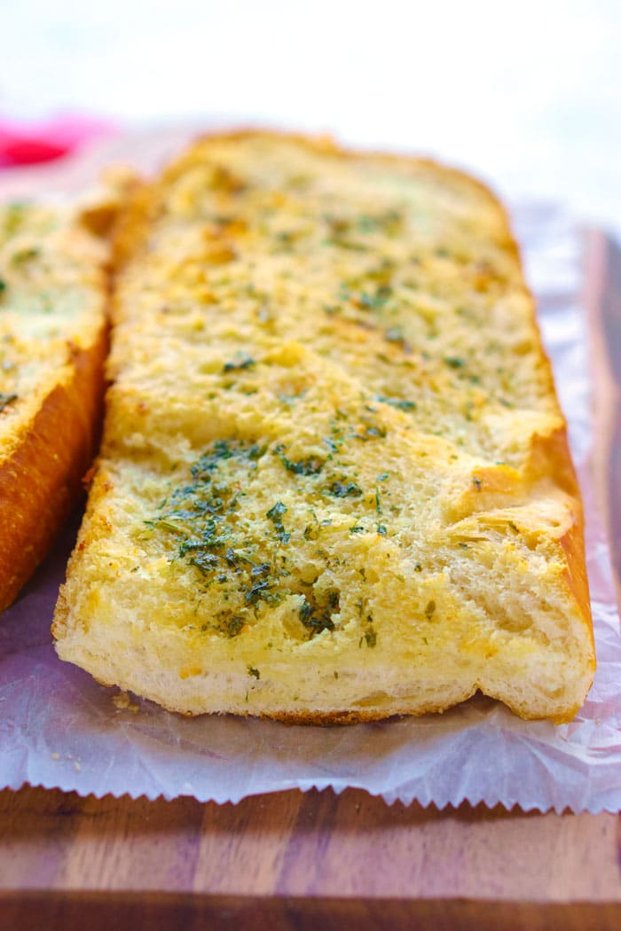 Is making perfect garlic bread simple? Yes, try our quick and easy garlic bread recipe for awesome results.