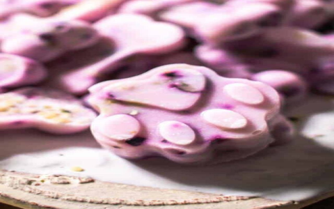 Making quick and easy dog treats at home (your pup will thank you for these yummy snacks).