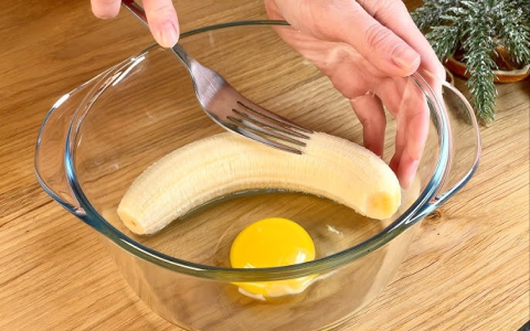 The most Quick & Easy Banana Cake youll ever make!