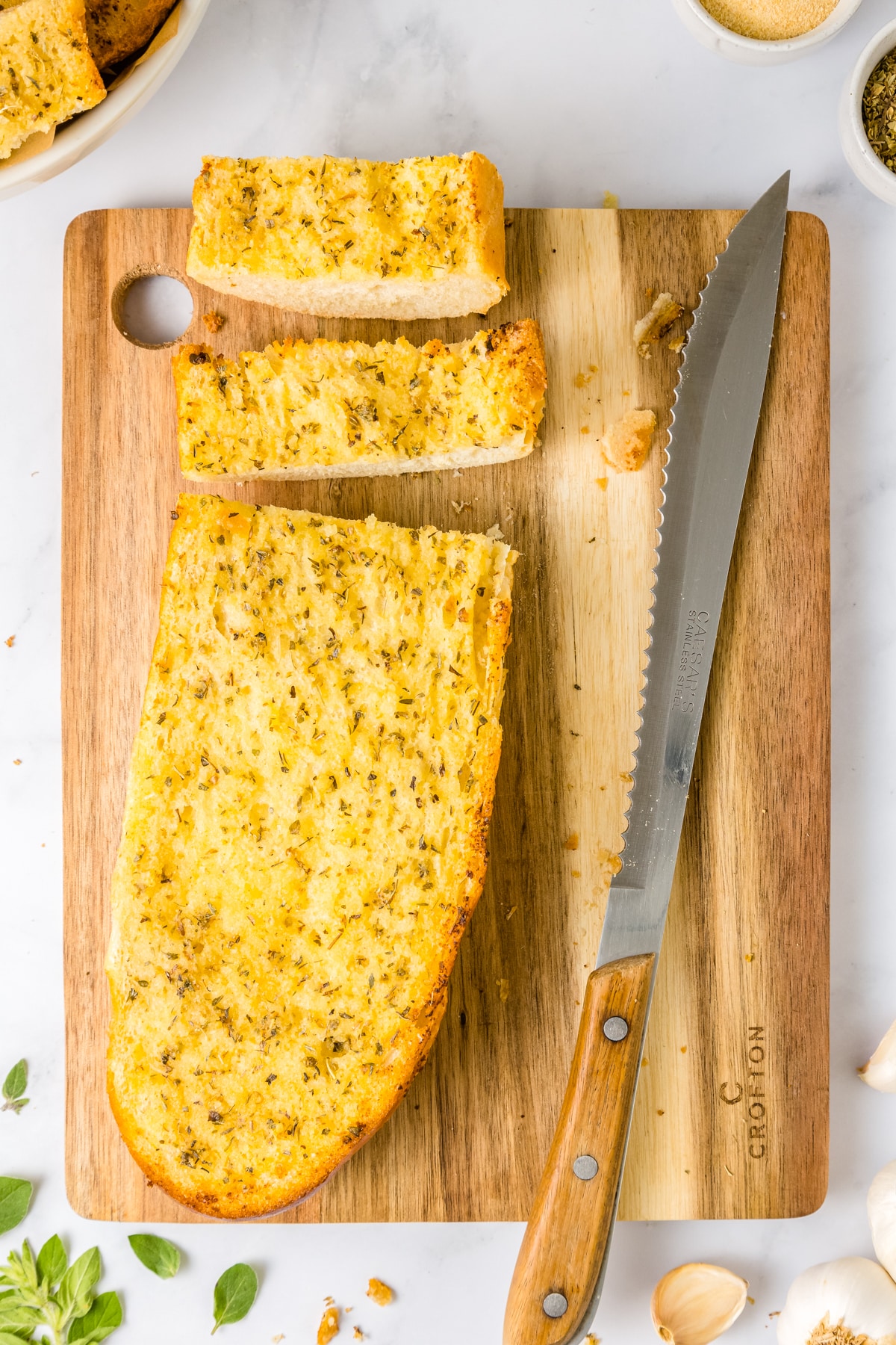 Is making perfect garlic bread simple? Yes, try our quick and easy garlic bread recipe for awesome results.