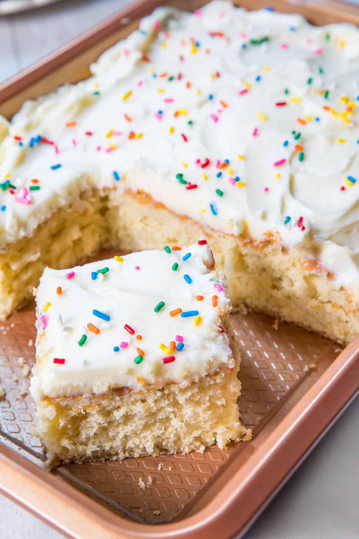 Need quick and easy homemade cake recipes? Get amazing results with these super simple tricks!