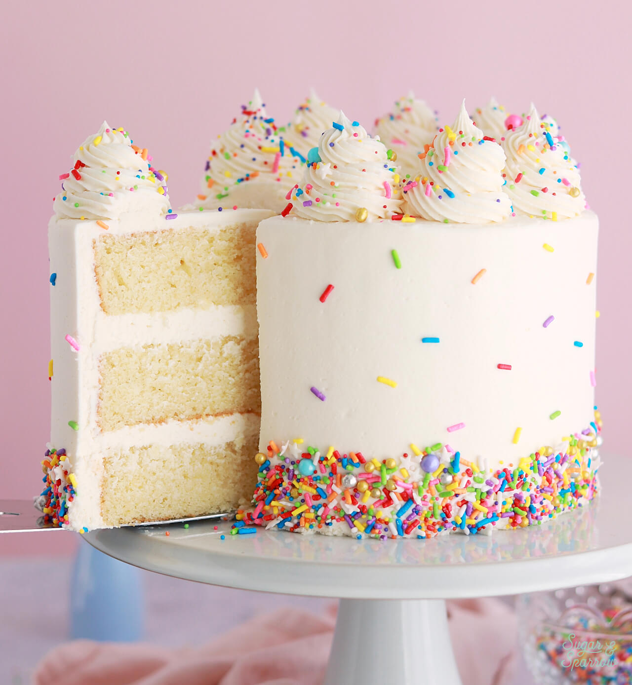 Need quick and easy homemade cake recipes? Get amazing results with these super simple tricks!