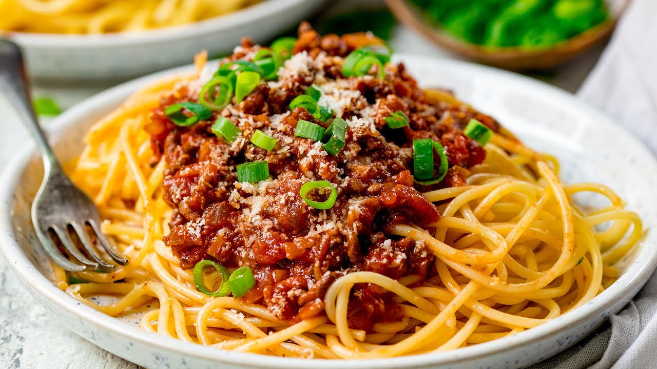 This quick and easy spaghetti bolognese recipe is awesome (Try it tonight for a no-stress dinner)
