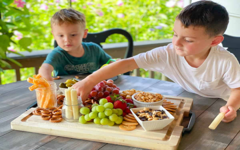 What baby party food do picky toddlers love? We share kid-approved snacks for a stress-free party time.